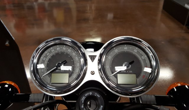 MotoADVR_T120BlackInstrumentCluster