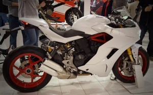 2017-ducati-super-sport-side-motoadvr